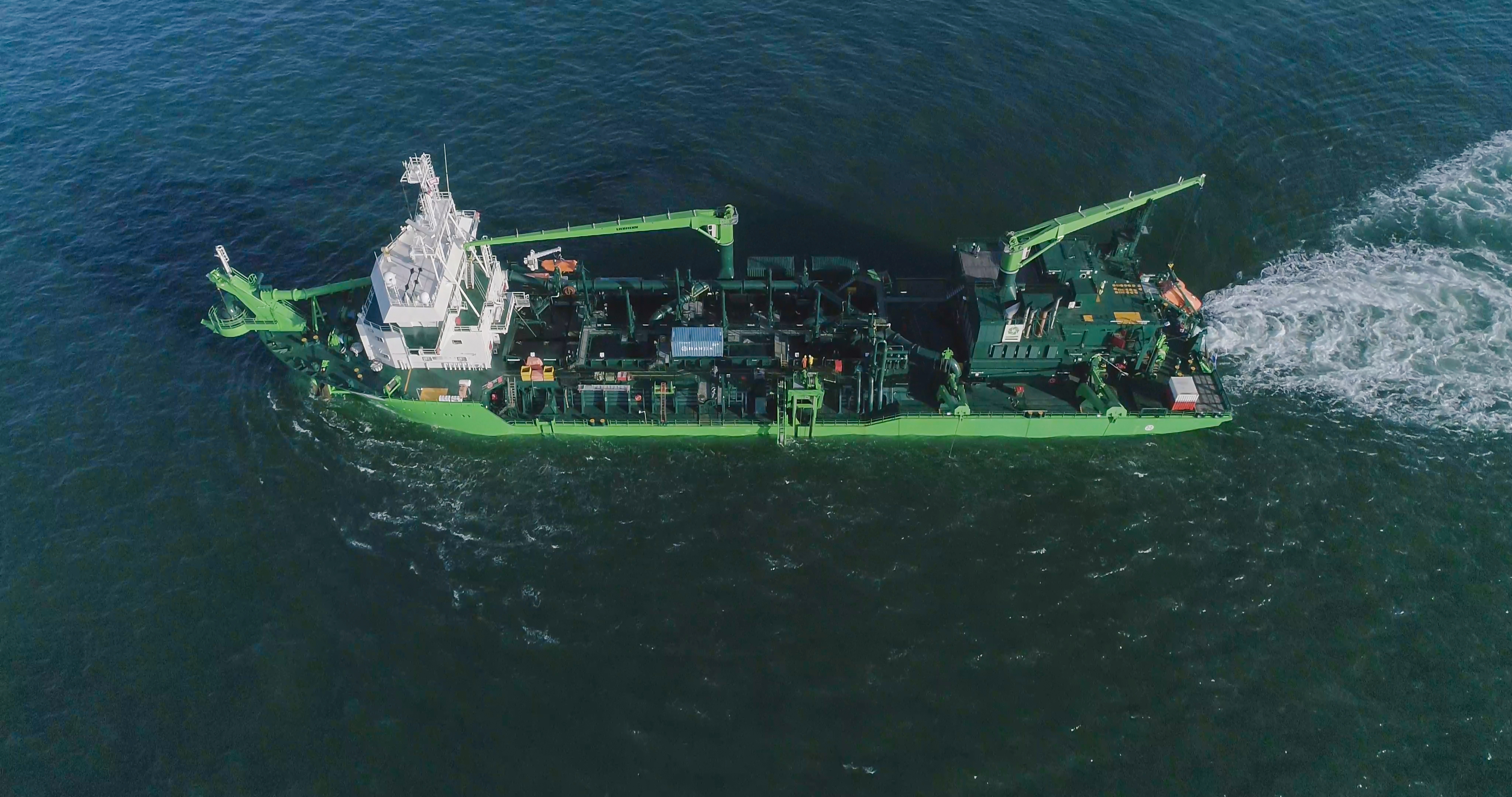 Scheldt River first dredger on LNG  Trailing suction hopper dredger Scheldt River first dredger on LNG